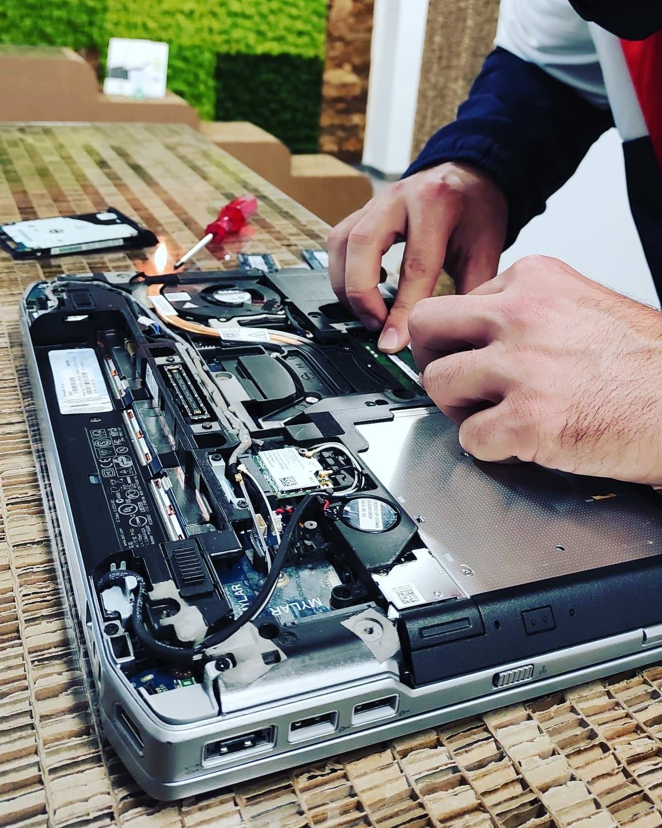laptop aperto per rigenerazione